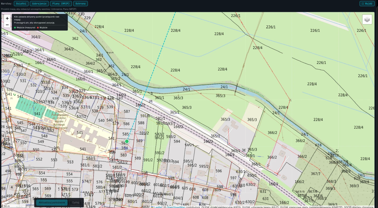 Mapa na podkładzie OpenStreetMap z czytelnymi numerami działek przy Rudawie, linią kolejową i zabudową; zielony punkt wejścia oraz turkusowa linia przejścia przez działki