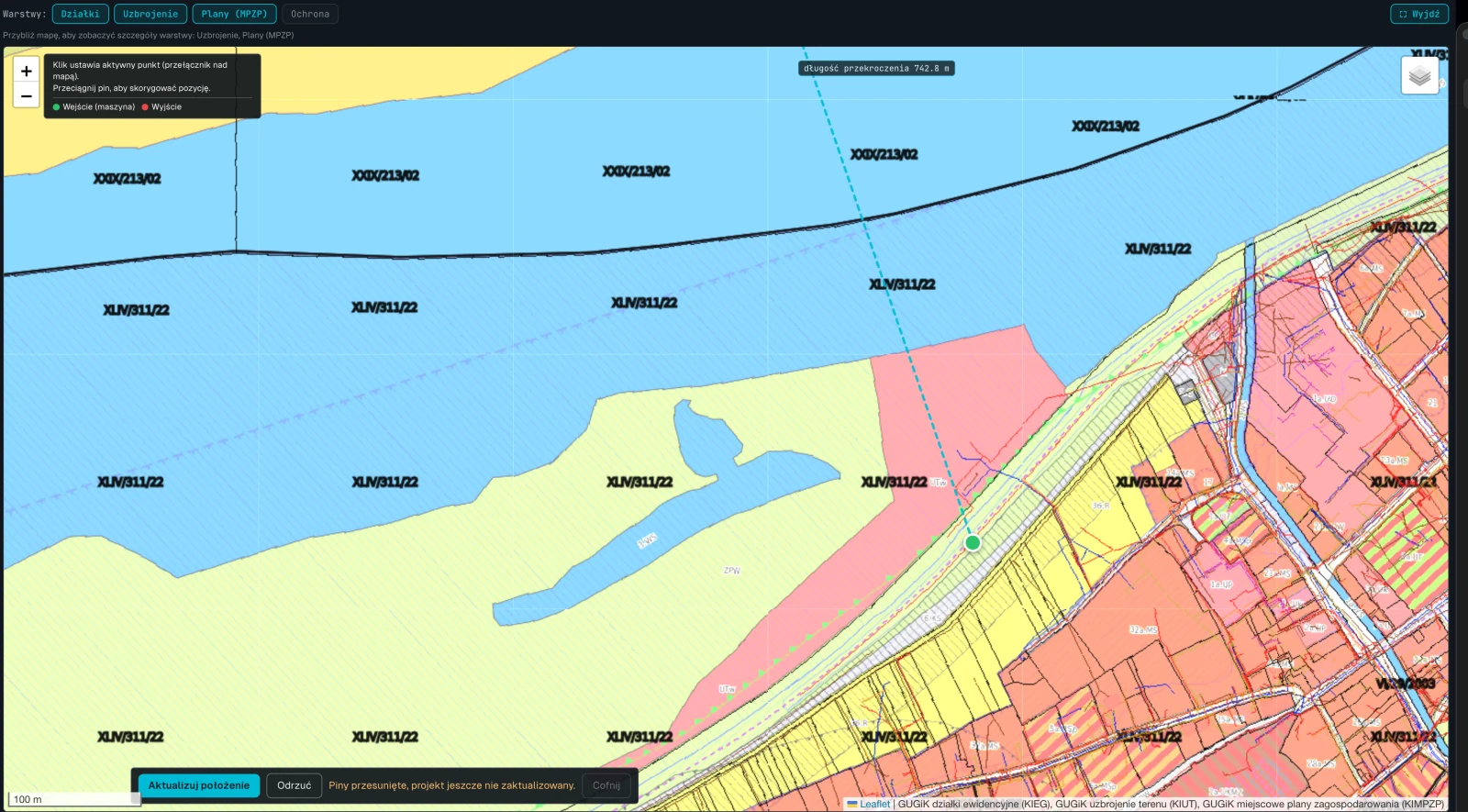 Mapa przejścia HDD z aktywnymi warstwami Działki, Uzbrojenie i Plany MPZP: kolorowe obszary planów miejscowych, zielony punkt wejścia oraz przerywana turkusowa linia przekroczenia o długości 742,8 m